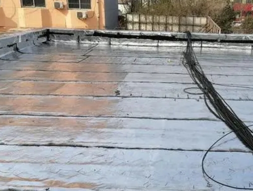 忻州市卫生间漏水维修公司分享下忻州市屋面楼顶防水刚性防水层施工要点。